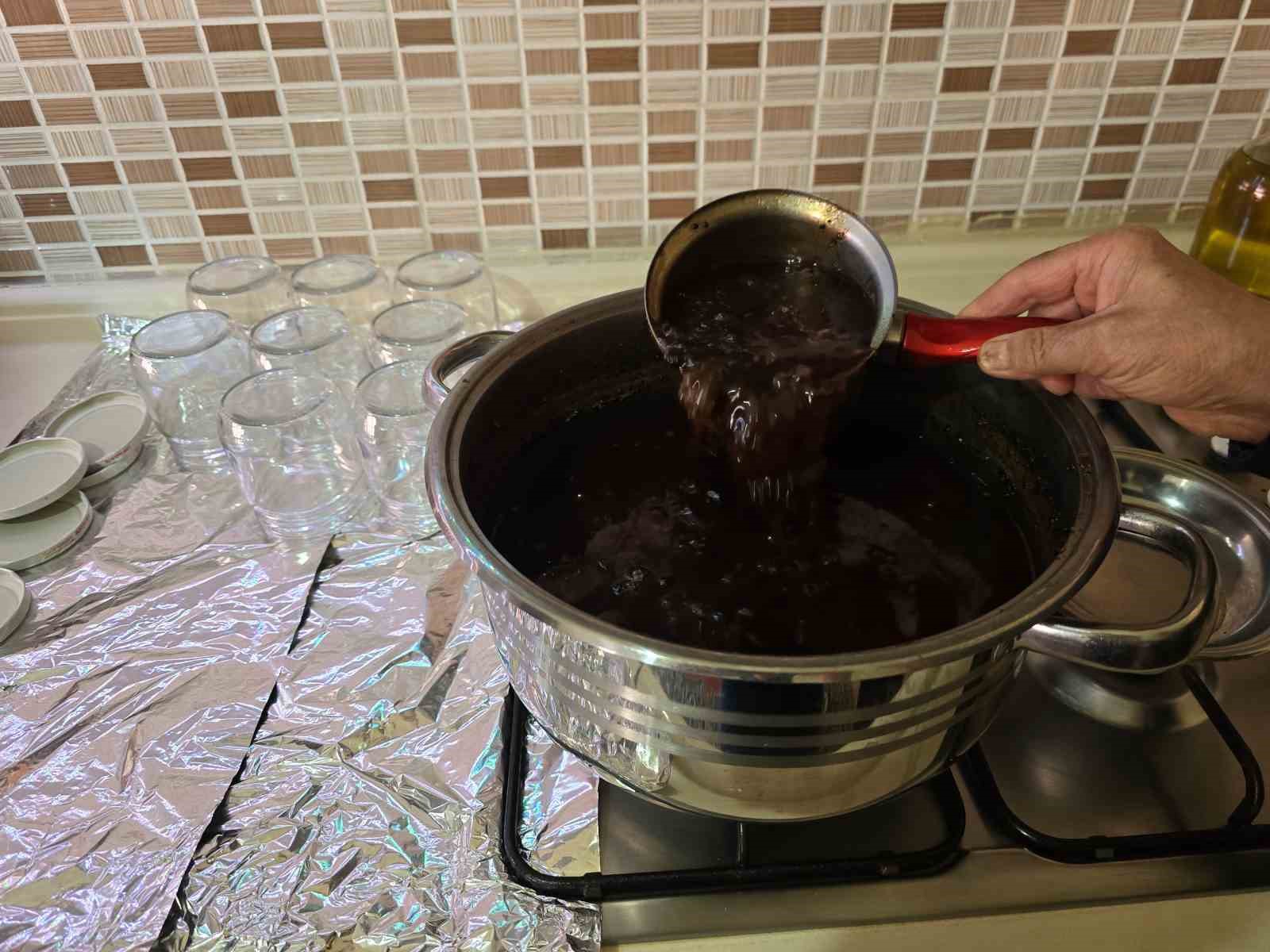 Yozgat’ta kozalağın reçeli ve sirkesinden sonra şimdi de turşusu yapıldı