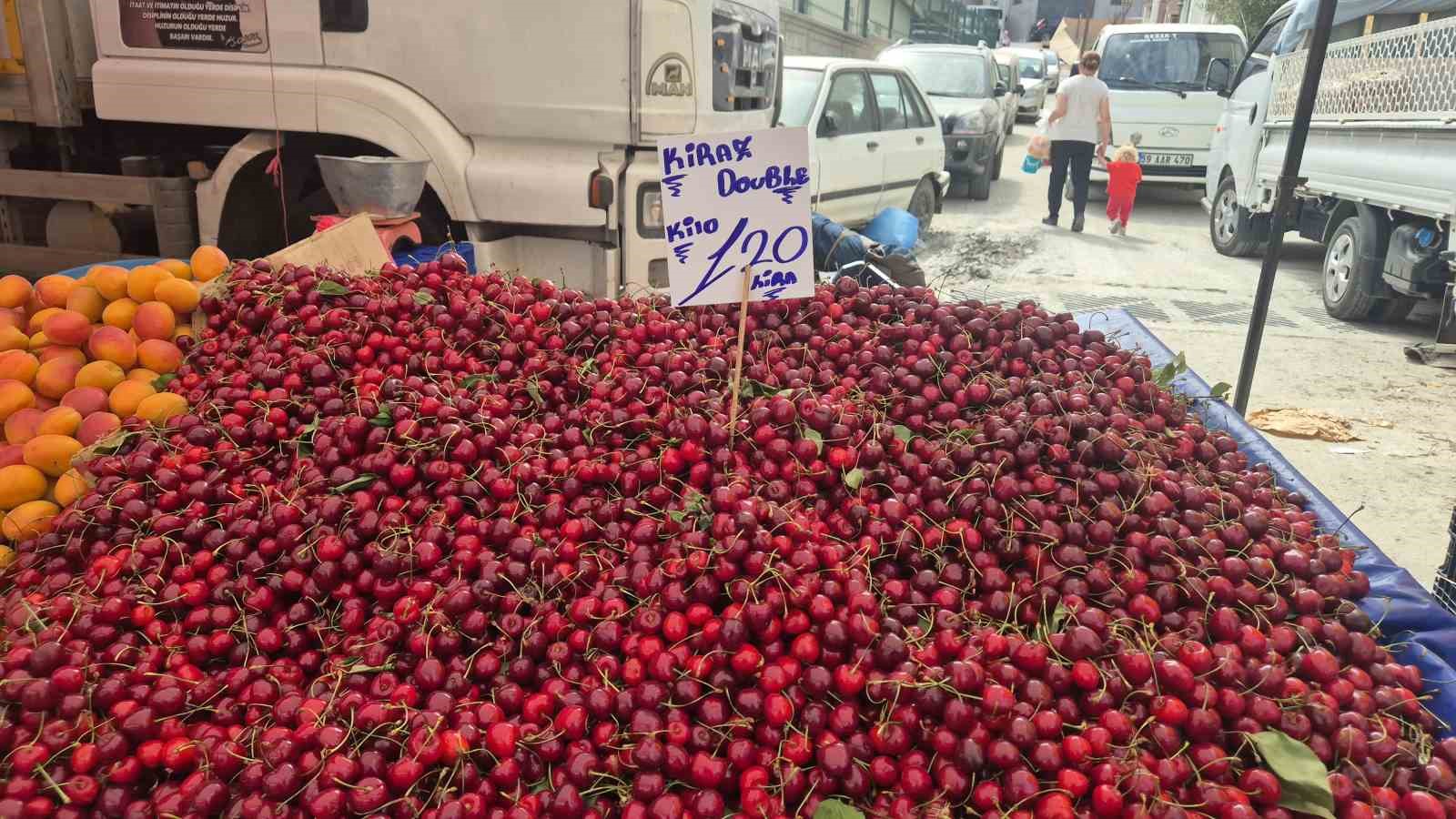 Festivalde 300 liraydı, pazarda 70 liraya düştü