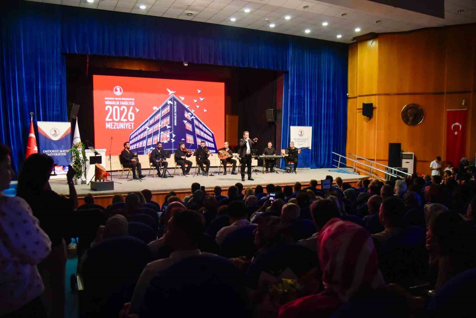 OMÜ Mimarlık Fakültesi öğrencilerinin mezuniyet heyecanı