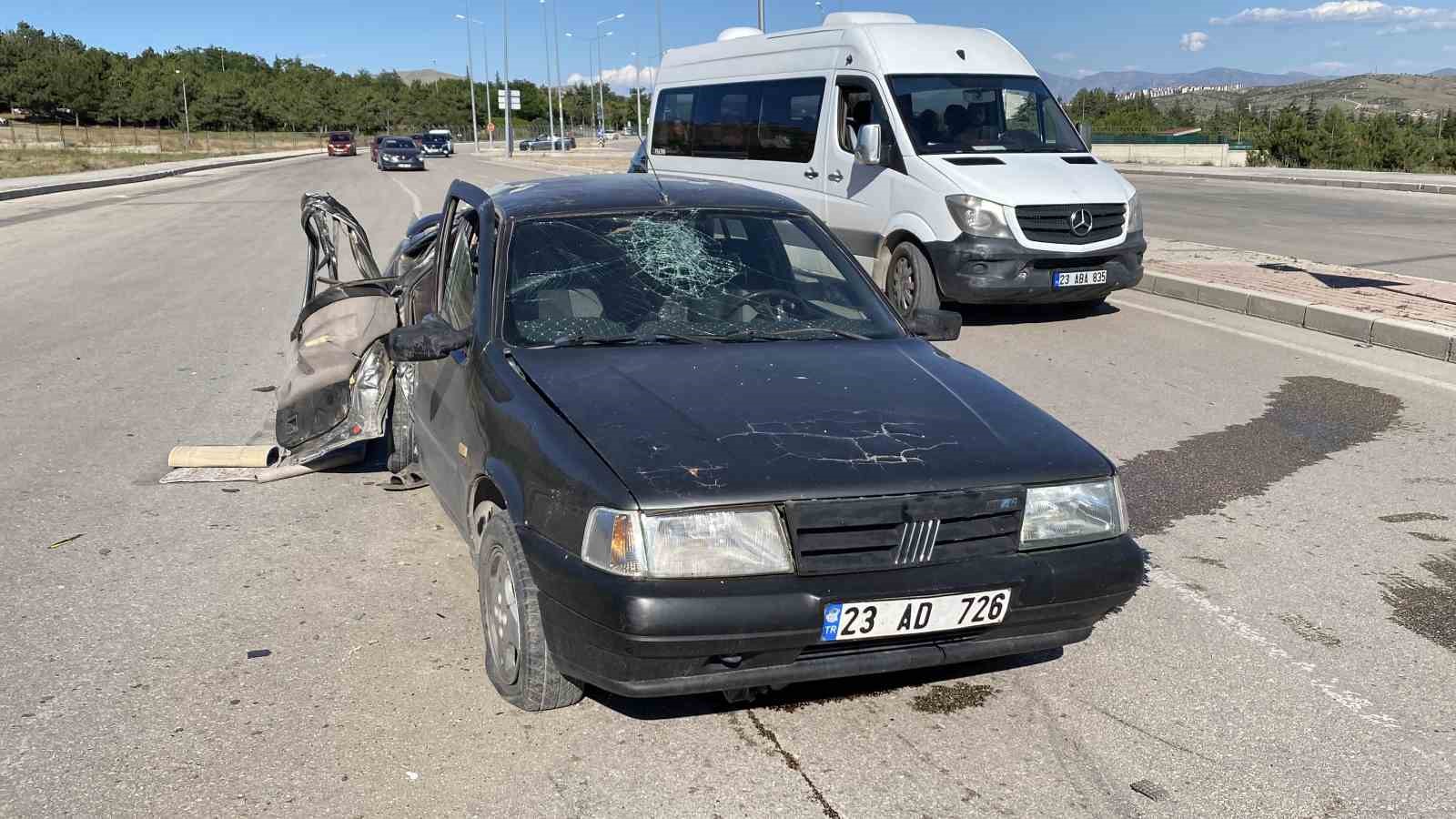 Elazığ’da otomobil, aydınlatma direğine çarptı: 1’i ağır 3 yaralı