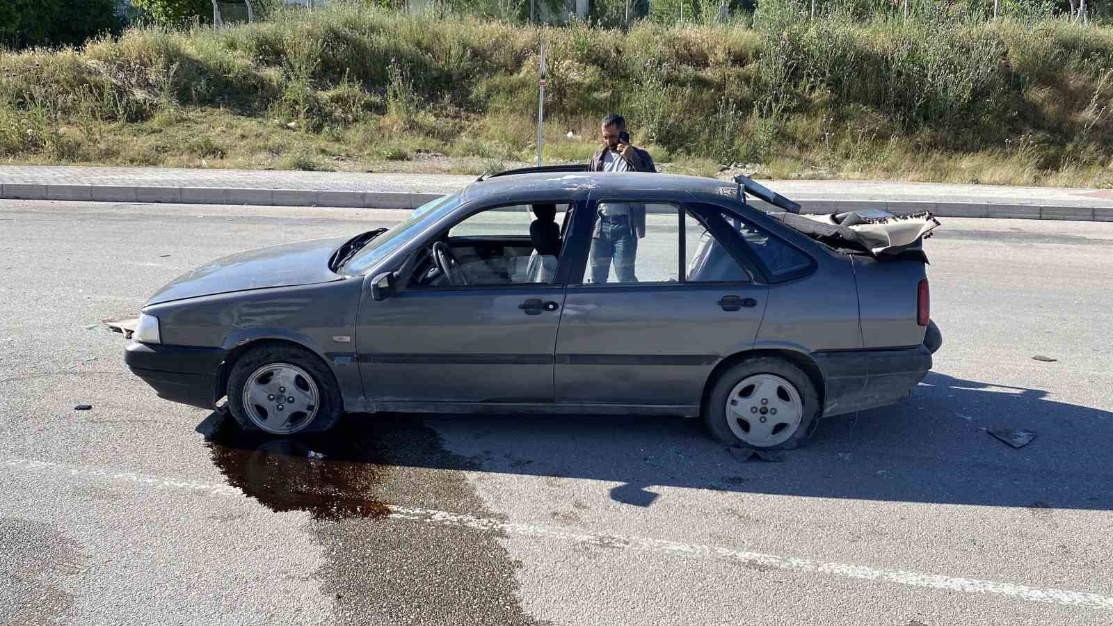Elazığ’da otomobil, aydınlatma direğine çarptı: 1’i ağır 3 yaralı