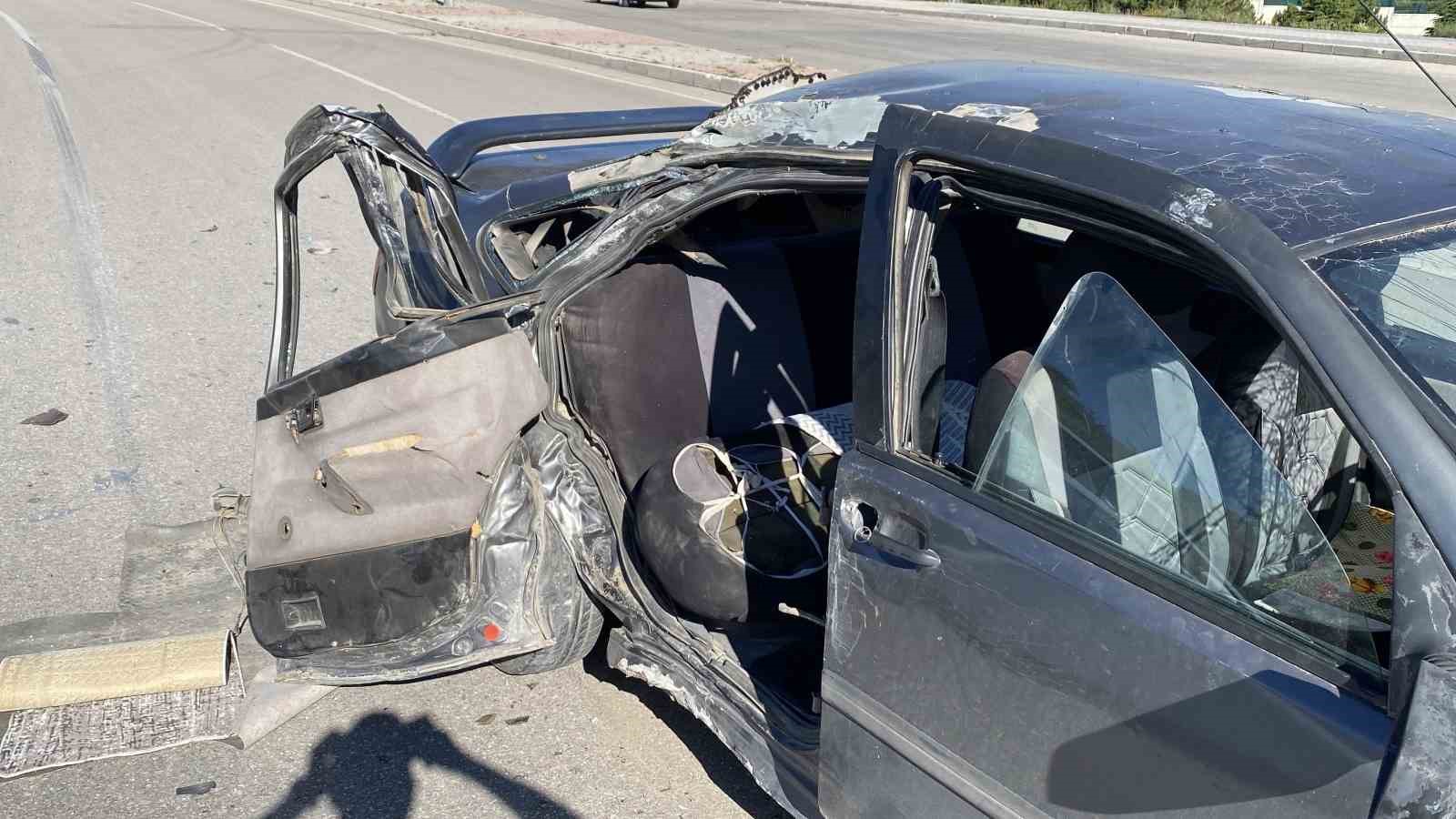 Elazığ’da otomobil, aydınlatma direğine çarptı: 1’i ağır 3 yaralı