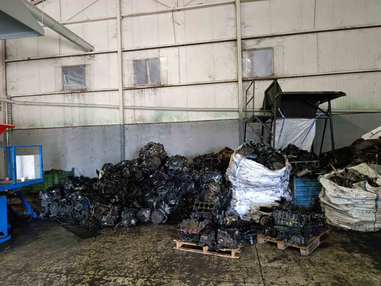 Kaçak araba parçaları gizlenen depoya operasyon: 100 milyon lira değerinde parça ele geçirildi