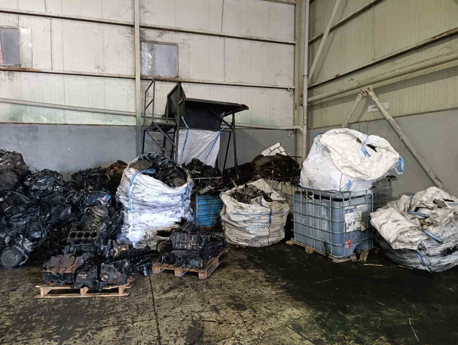Kaçak araba parçaları gizlenen depoya operasyon: 100 milyon lira değerinde parça ele geçirildi