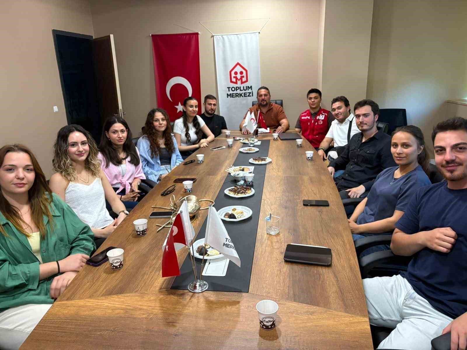 Genç Kızılay’da bayrak değişimi
