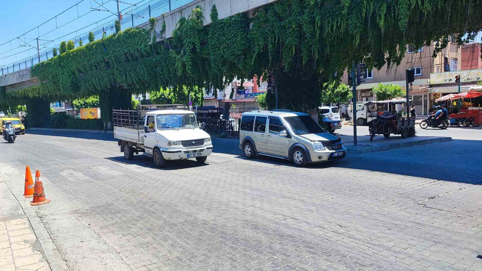 Adana’da feci kaza: Yolun karşısına geçerken iki aracın çarptığı çocuk hayatını kaybetti