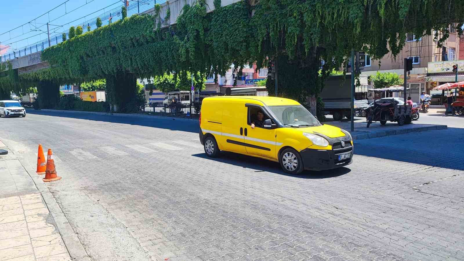 Adana’da feci kaza: Yolun karşısına geçerken iki aracın çarptığı çocuk hayatını kaybetti