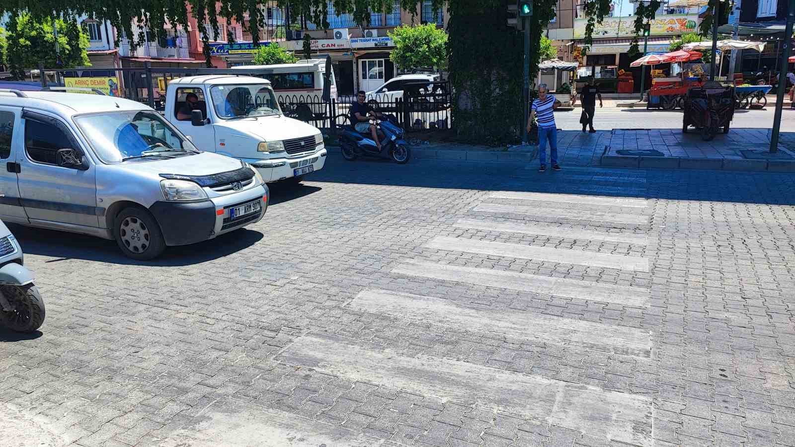 Adana’da feci kaza: Yolun karşısına geçerken iki aracın çarptığı çocuk hayatını kaybetti
