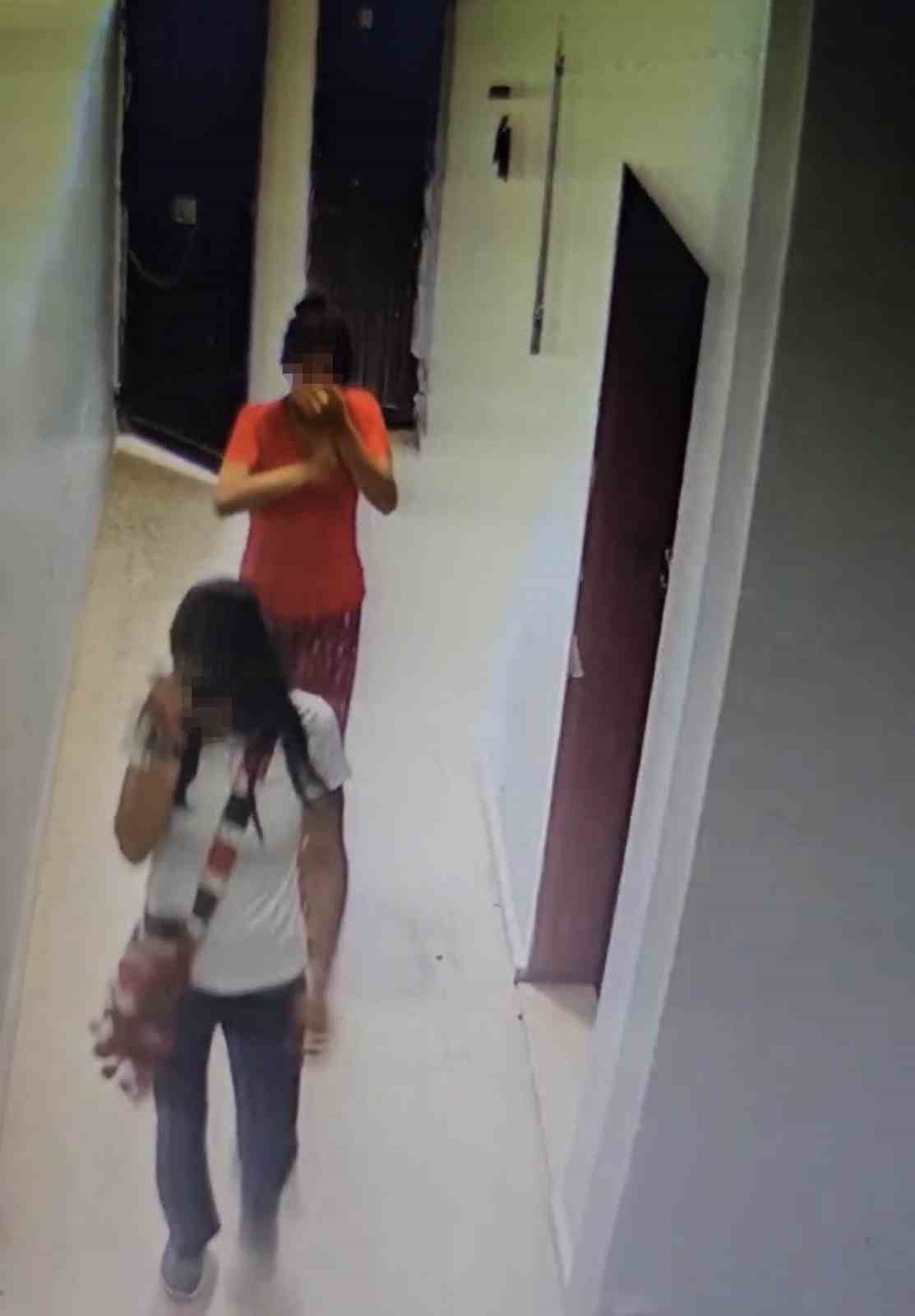 Apartmanın giriş kapısını zorlayan iki şüpheli kamerada