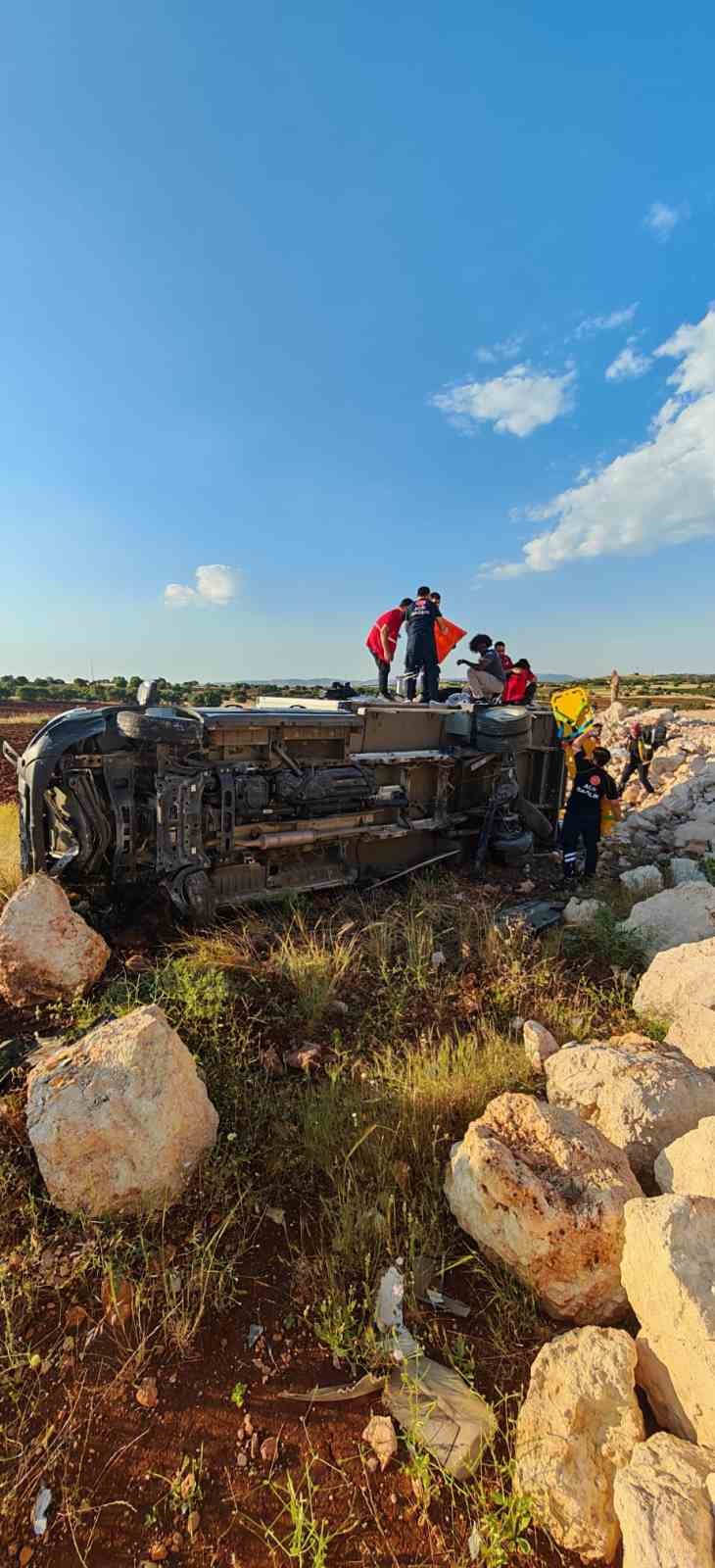 Mardin’de’de Türk Kızılay kamyoneti şarampole yuvarlandı: 4 yaralı