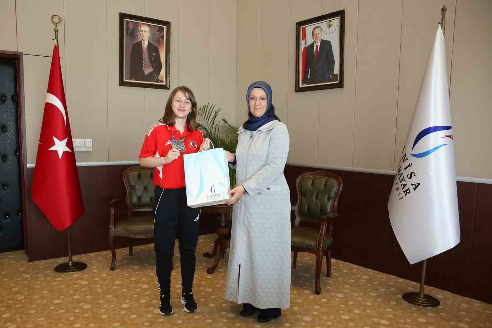 Rektör Kibar Dünya Şampiyonu Büber’i makamında ağırladı