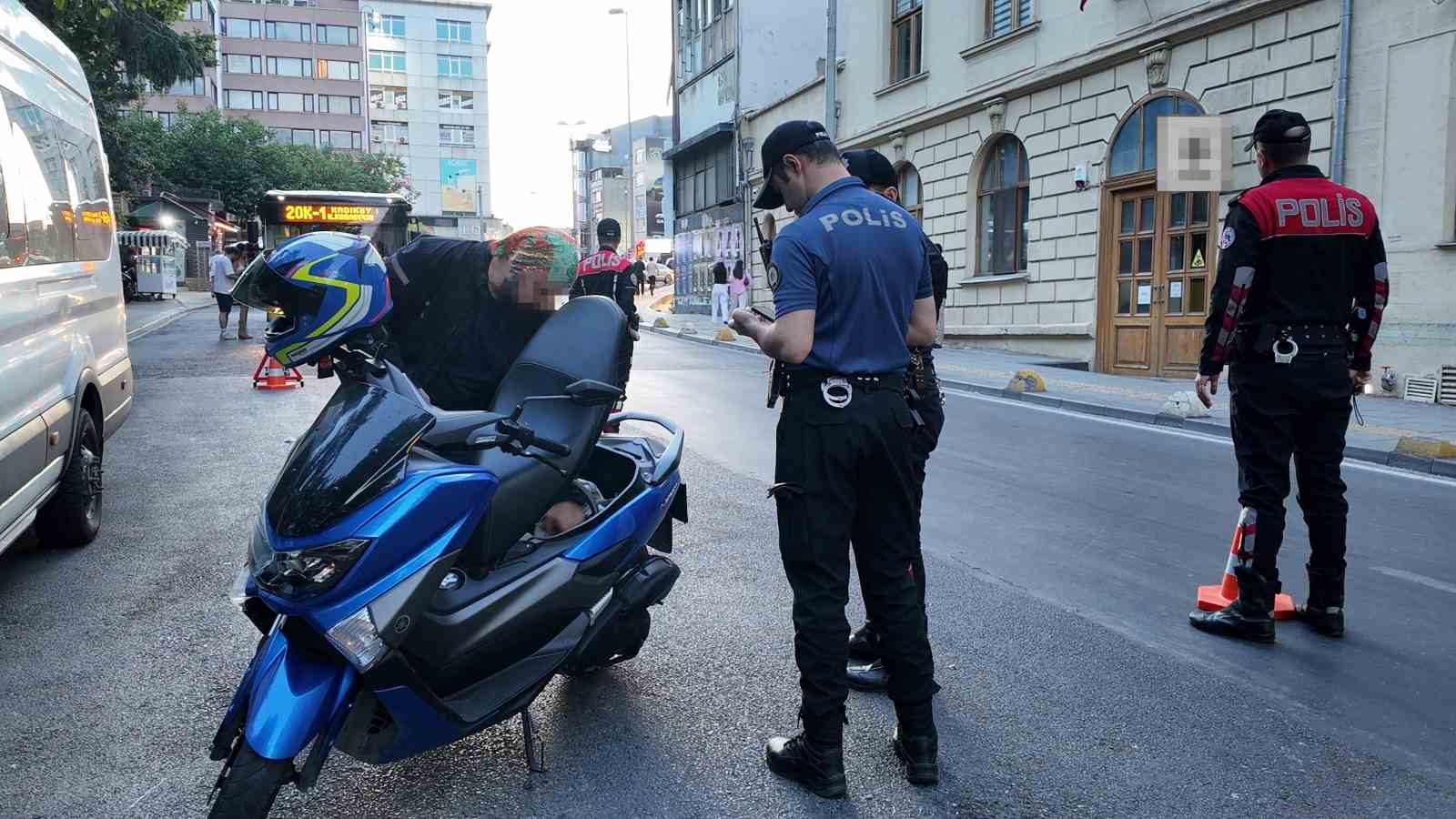 Kadıköy’de helikopter destekli asayiş denetimi: Motosikletli uyuşturucu ticaretinden gözaltına alındı