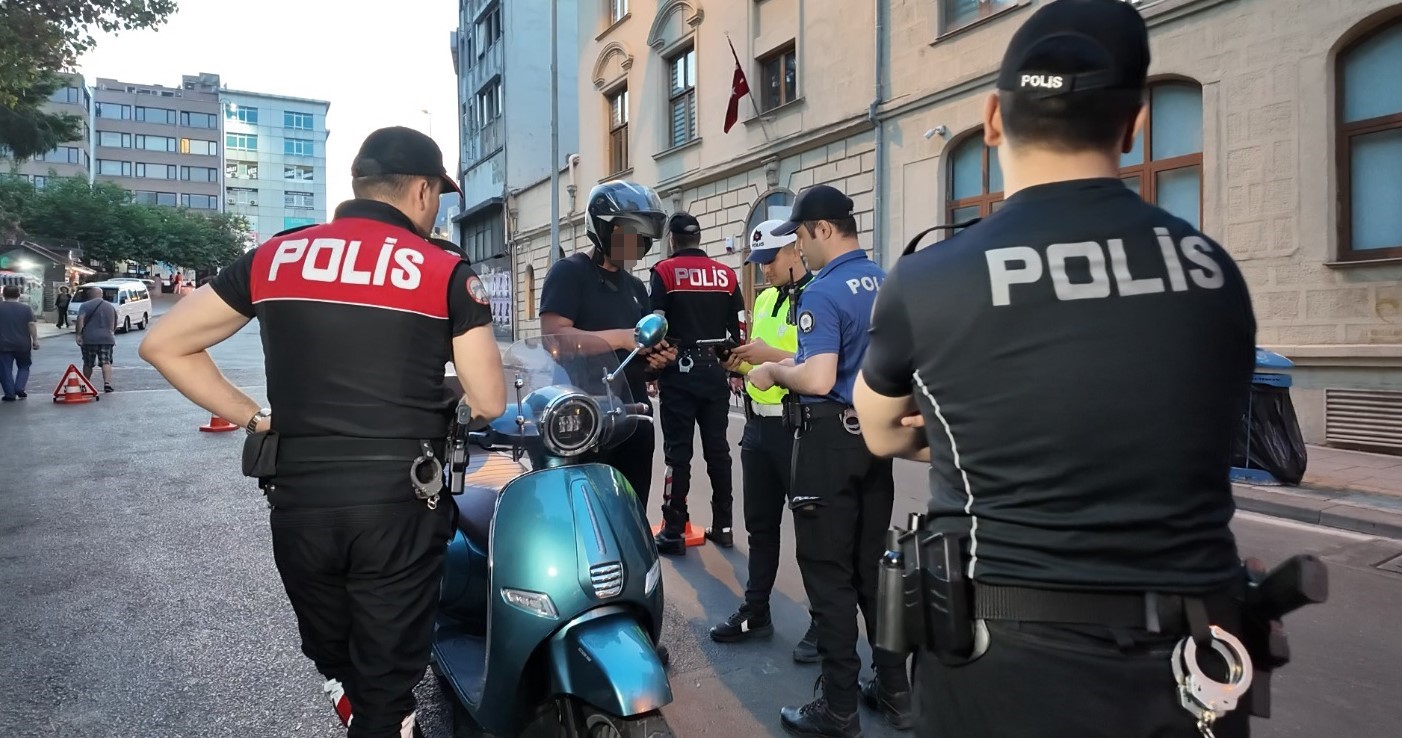 Kadıköy’de helikopter destekli asayiş denetimi: Motosikletli uyuşturucu ticaretinden gözaltına alındı