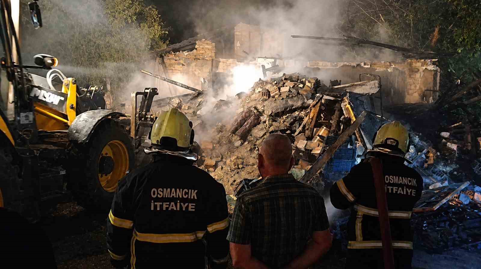 Çorum’da metruk bina alevlere teslim oldu