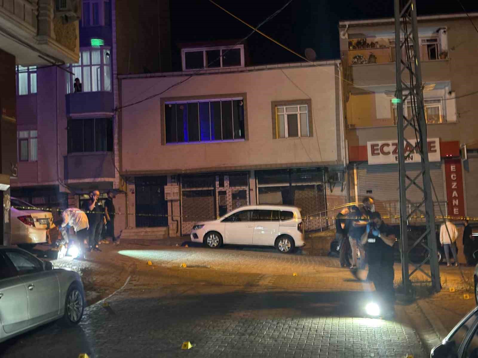 Esenyurt’ta iki grup arasında silahlı çatışma kamerada