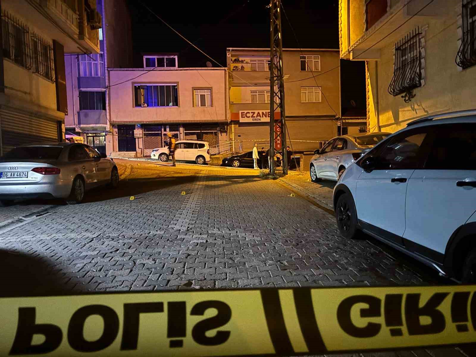 Esenyurt’ta iki grup arasında silahlı çatışma kamerada