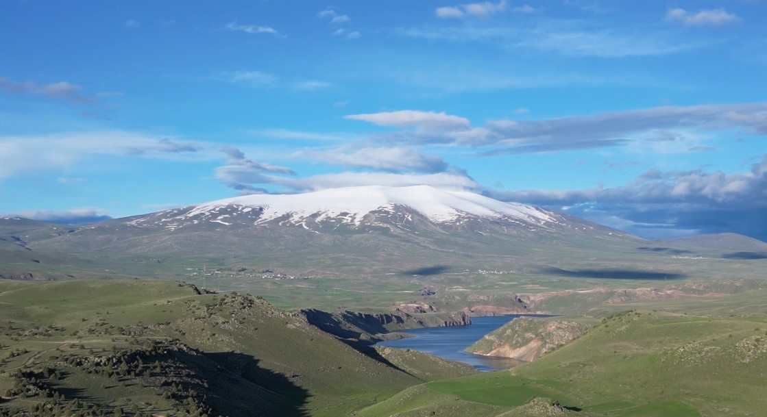 Kars’ta doğa şöleni: Karlı zirveler ve menderesler hayran bıraktı