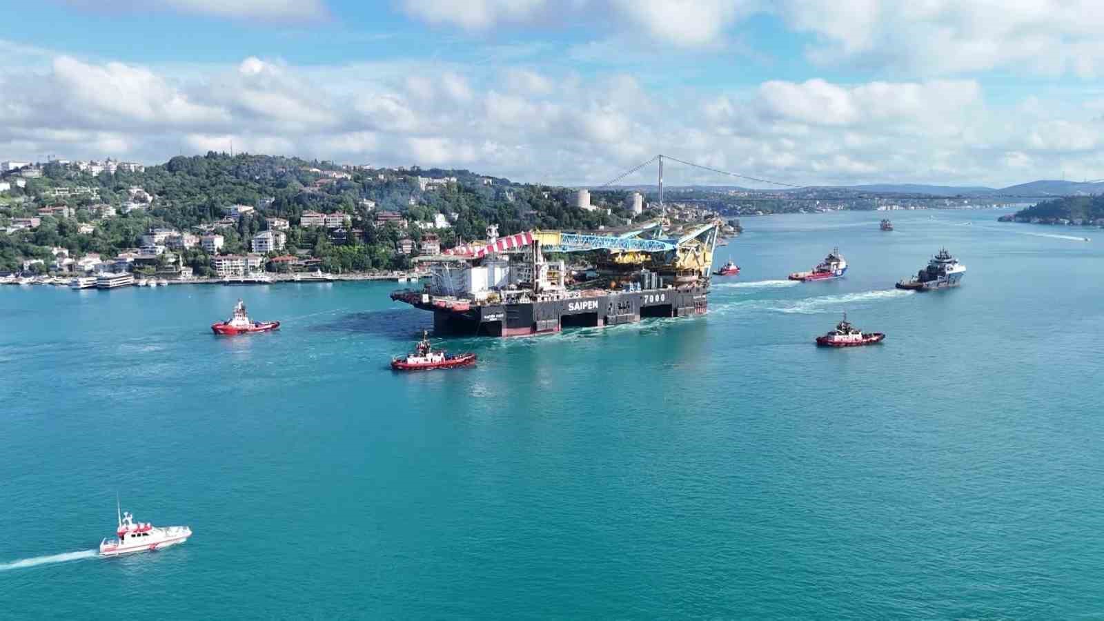 İstanbul Boğazı’ndan geçen dev vinç gemisi havadan görüntülendi