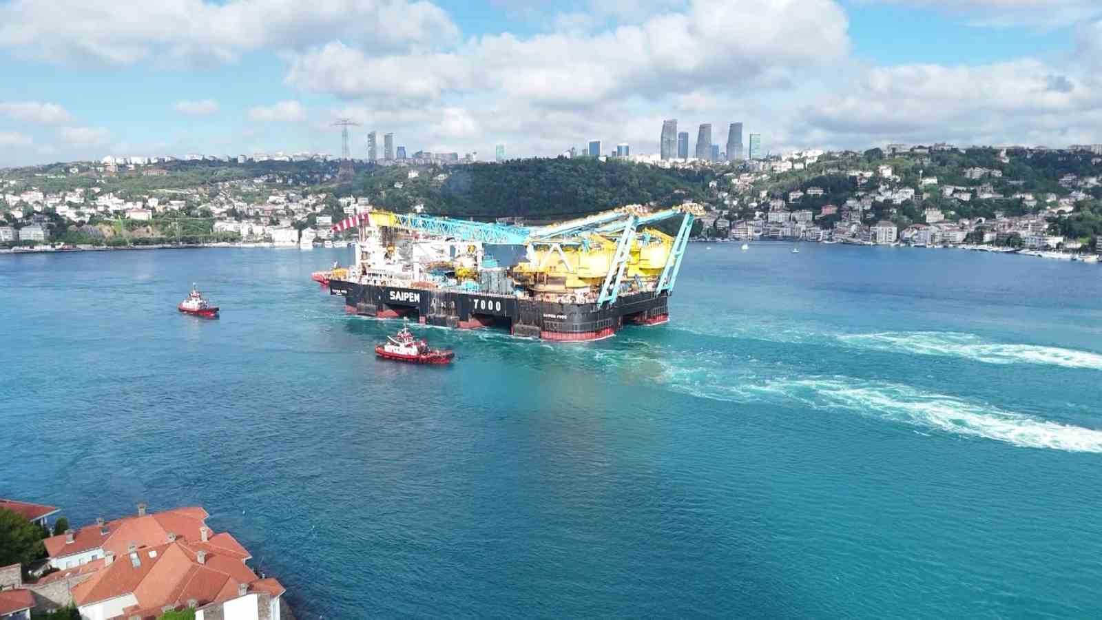 İstanbul Boğazı’ndan geçen dev vinç gemisi havadan görüntülendi