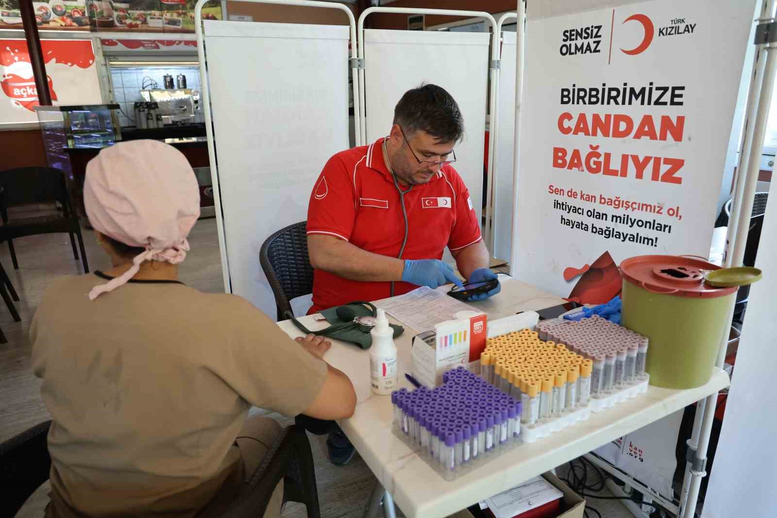 Adana’da kan ve kök hücre bağış kampanyasına yoğun ilgi