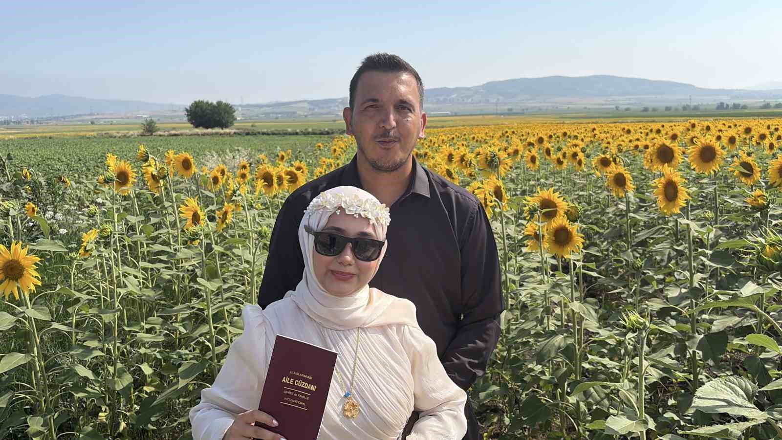 Osmaniye’de ayçiçeği tarlaları yeni evli çiftlerin gözdesi oldu