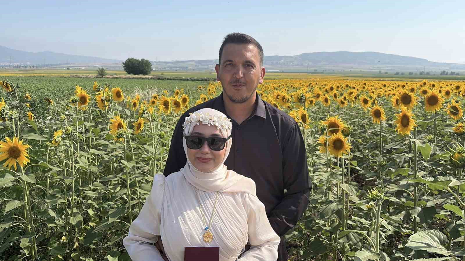 Osmaniye’de ayçiçeği tarlaları yeni evli çiftlerin gözdesi oldu