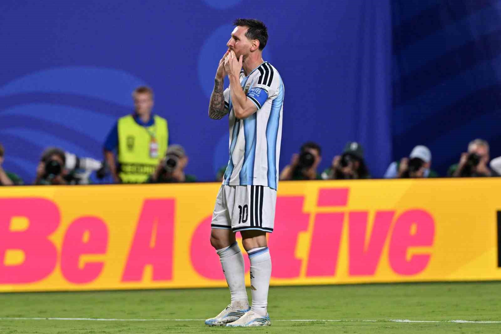 Messi’nin tarihe geçtiği maçta son şampiyon galibiyetle başladı