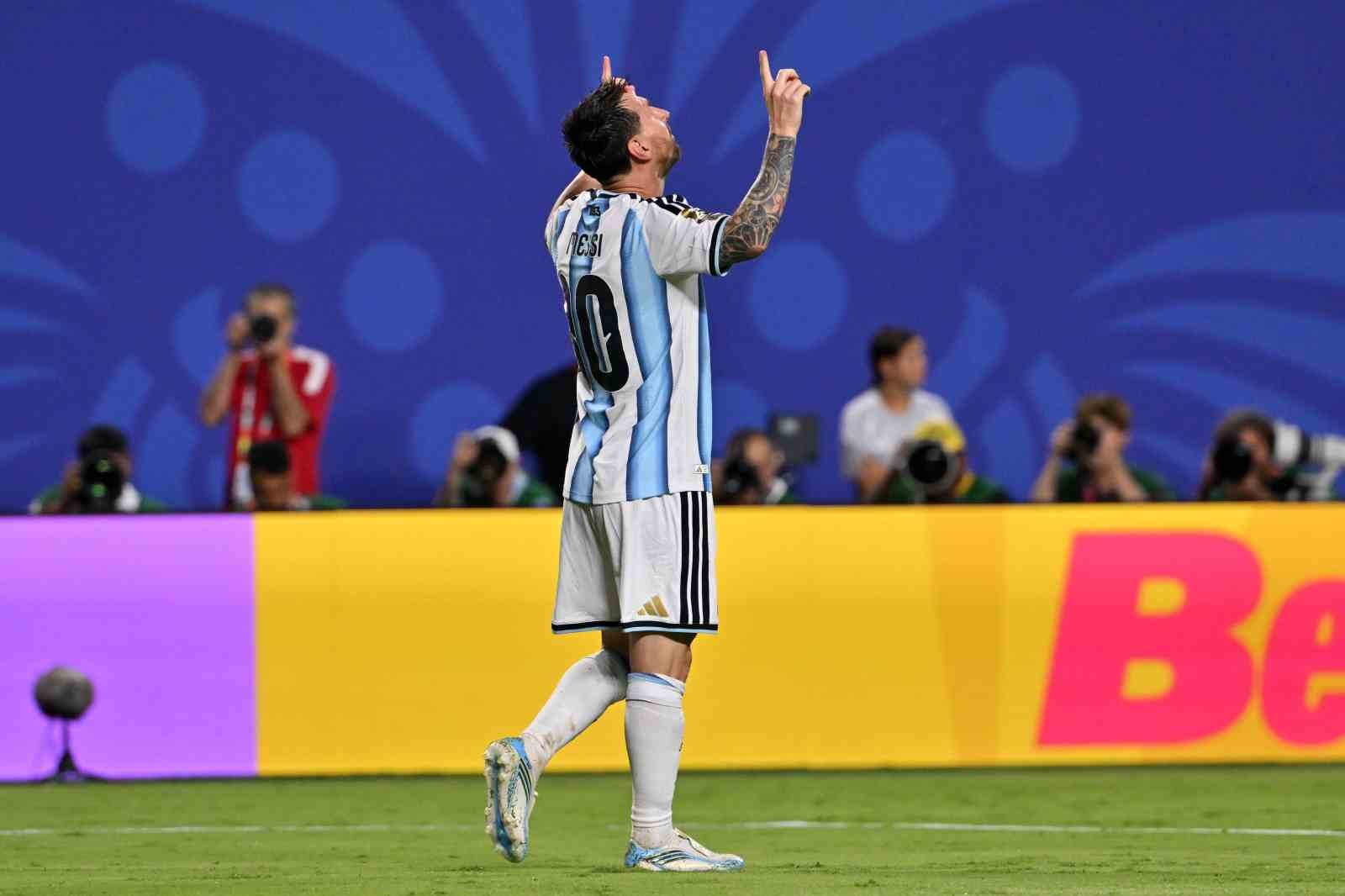 Messi’nin tarihe geçtiği maçta son şampiyon galibiyetle başladı