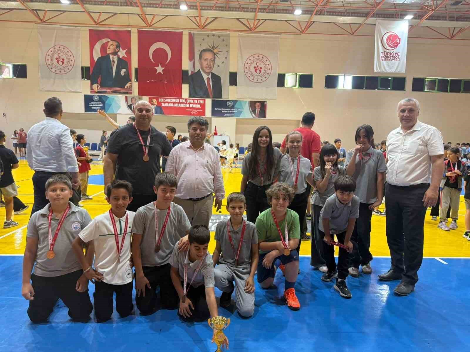 Burhaniye’de Geleneksel Çocuk Oyunlarında dereceye girenlere ödülleri verildi