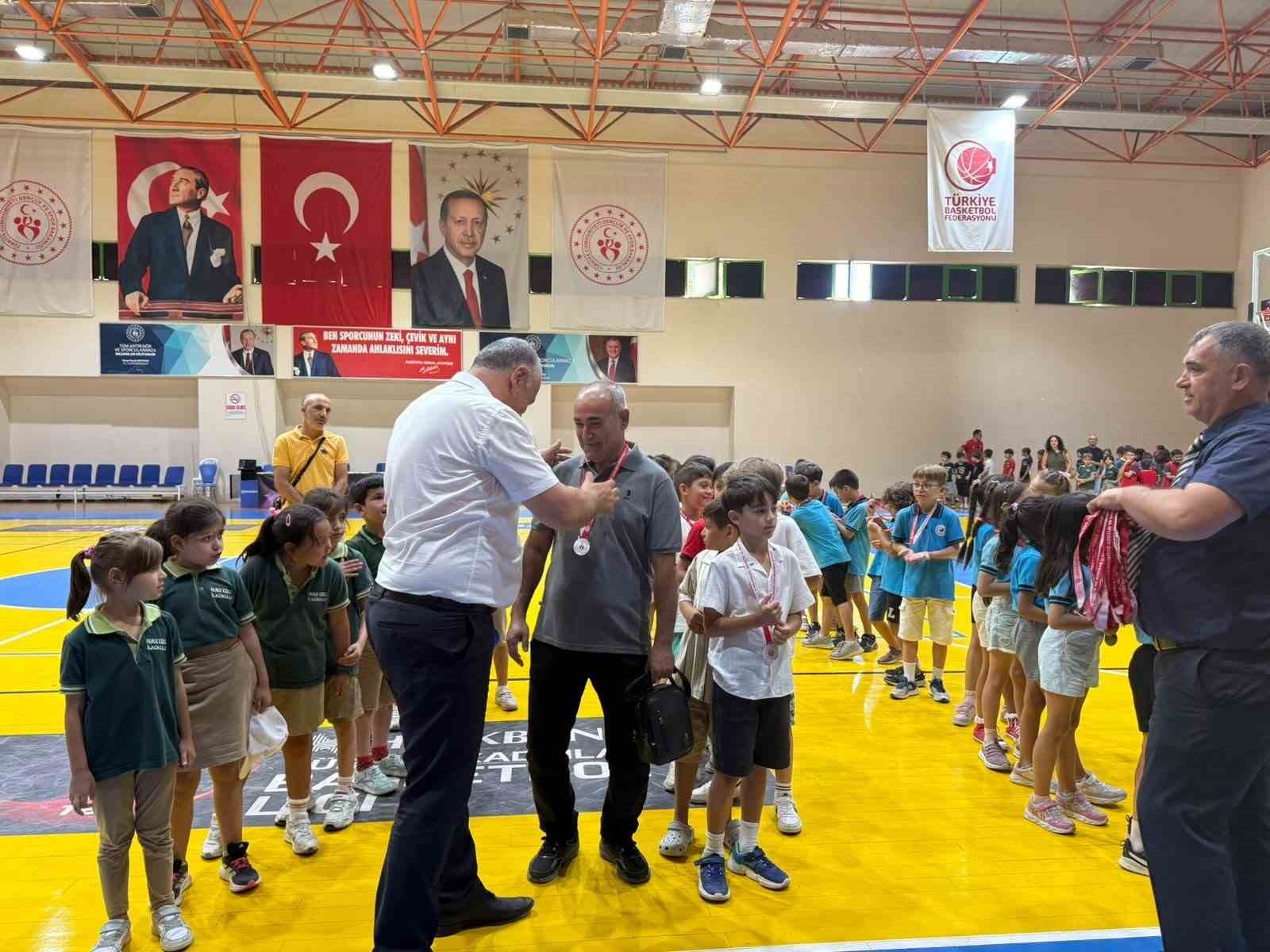 Burhaniye’de Geleneksel Çocuk Oyunlarında dereceye girenlere ödülleri verildi