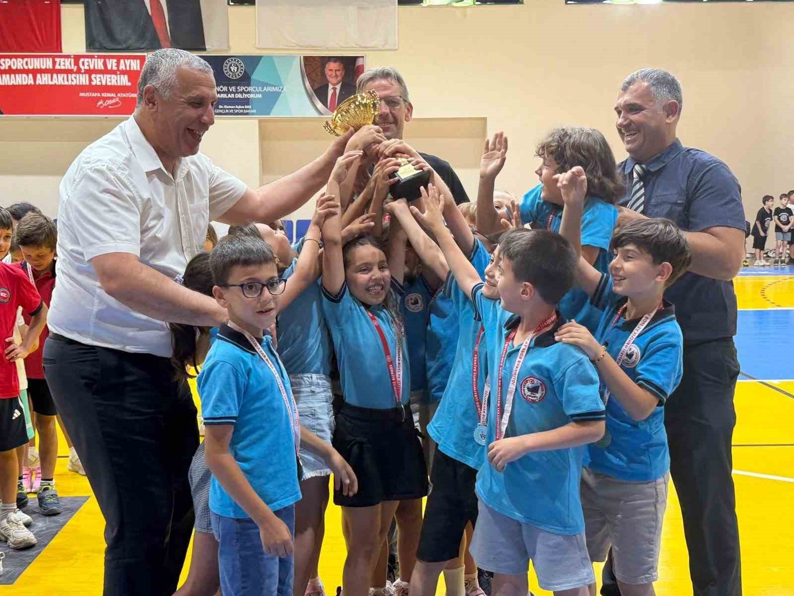 Burhaniye’de Geleneksel Çocuk Oyunlarında dereceye girenlere ödülleri verildi