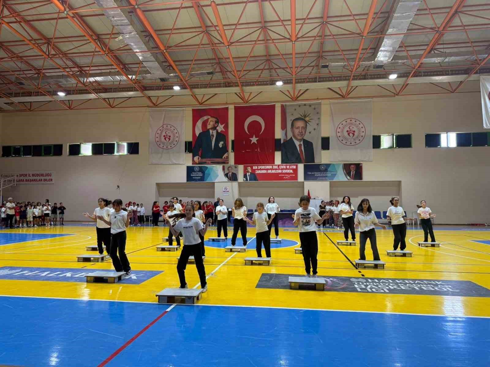 Burhaniye’de Geleneksel Çocuk Oyunlarında dereceye girenlere ödülleri verildi