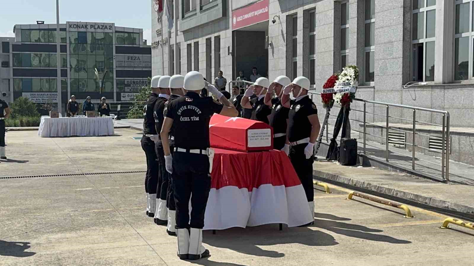 Duruşma sırasında hayatını kaybeden savcı için duygusal tören