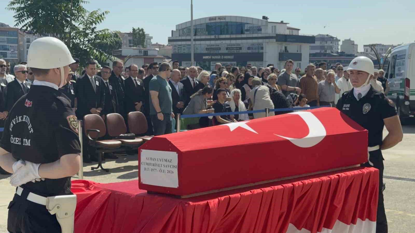 Duruşma sırasında hayatını kaybeden savcı için duygusal tören
