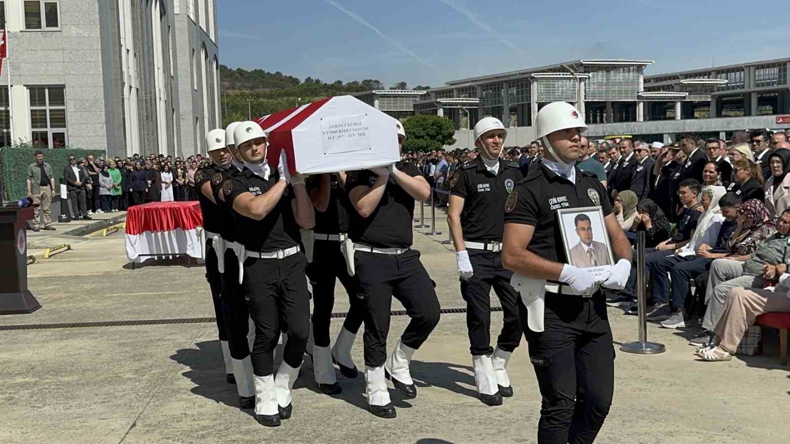 Duruşma sırasında hayatını kaybeden savcı için duygusal tören