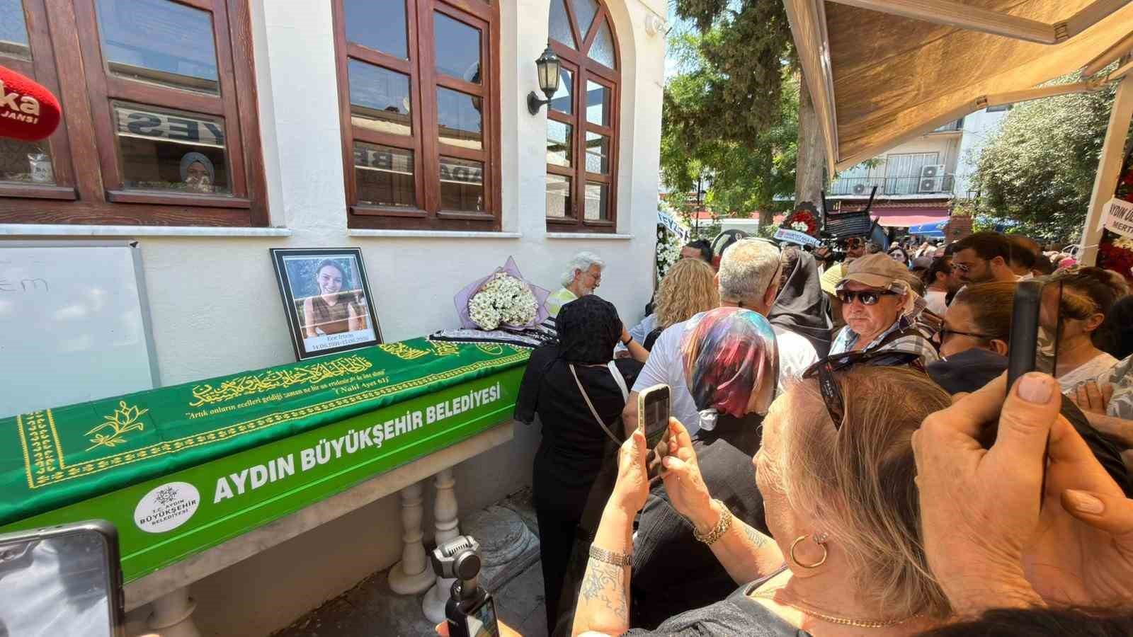Oyuncu İrtem’i, Kuşadası’nda sevenleri son yolculuğuna uğurladı