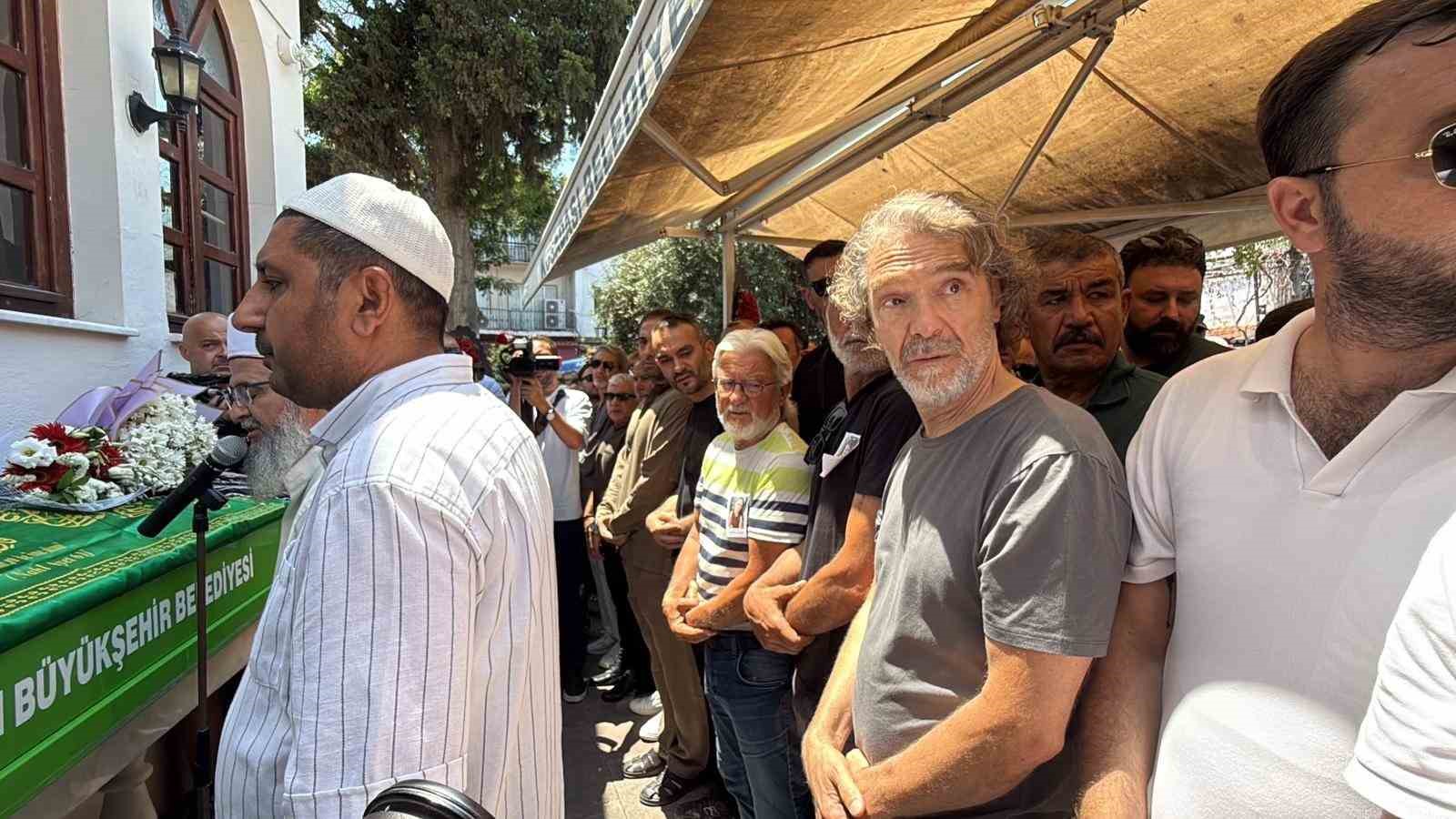 Oyuncu İrtem’i, Kuşadası’nda sevenleri son yolculuğuna uğurladı
