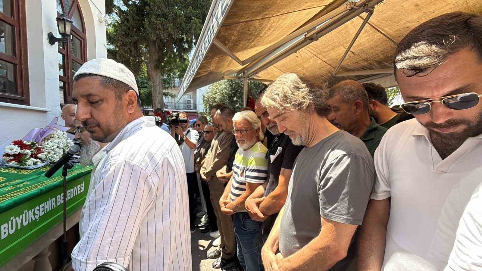 Oyuncu İrtem’i, Kuşadası’nda sevenleri son yolculuğuna uğurladı