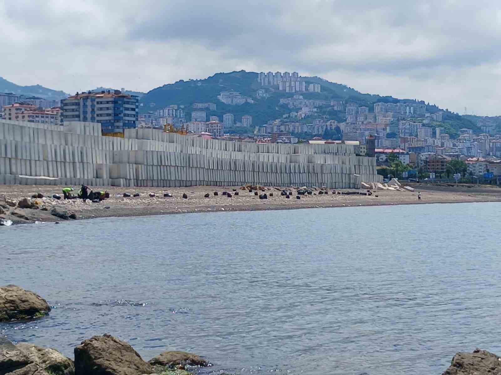 Trabzon sahilinde çöp seferberliği