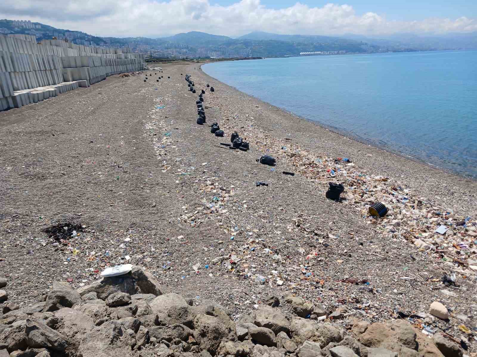 Trabzon sahilinde çöp seferberliği