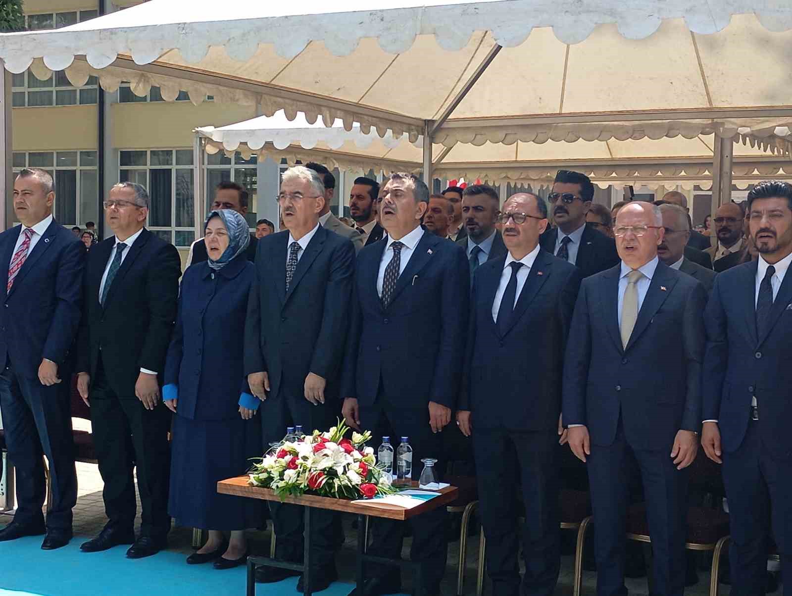 Bakan Tekin Bursa’da çınar altında türkü söyledi, Anadolu peynirlerini tattı