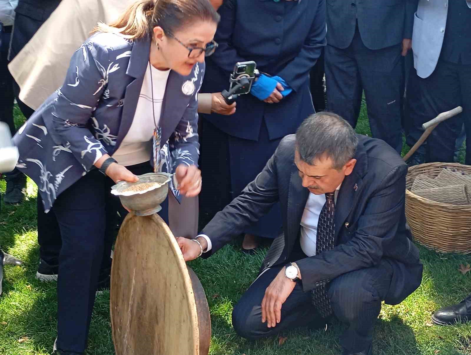 Bakan Tekin Bursa’da çınar altında türkü söyledi, Anadolu peynirlerini tattı