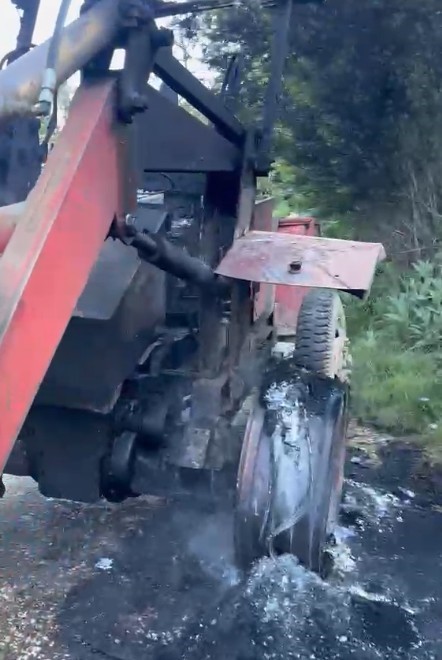 Kastamonu’da park halindeki karavan ile iş makinesi yandı