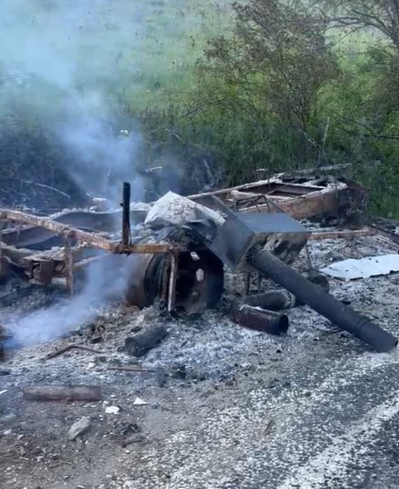 Kastamonu’da park halindeki karavan ile iş makinesi yandı