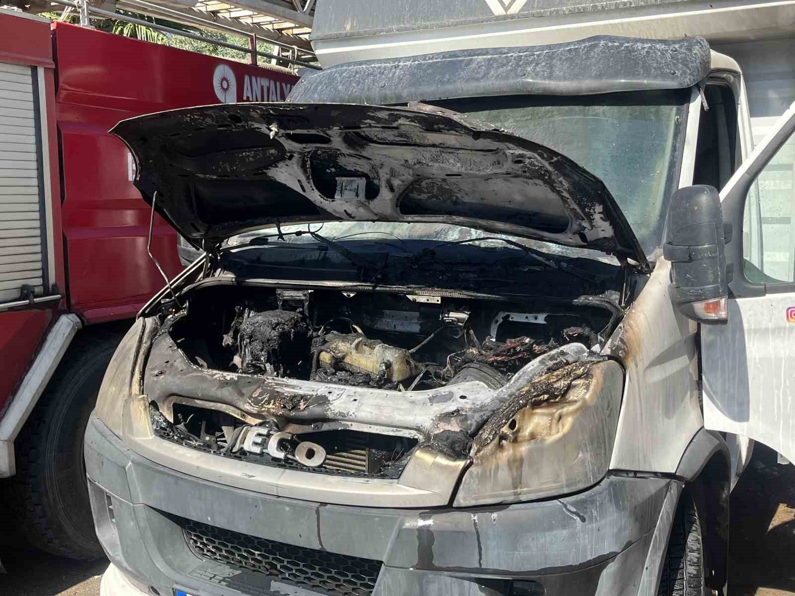 Park halindeki nakliye kamyonunda motor yangını