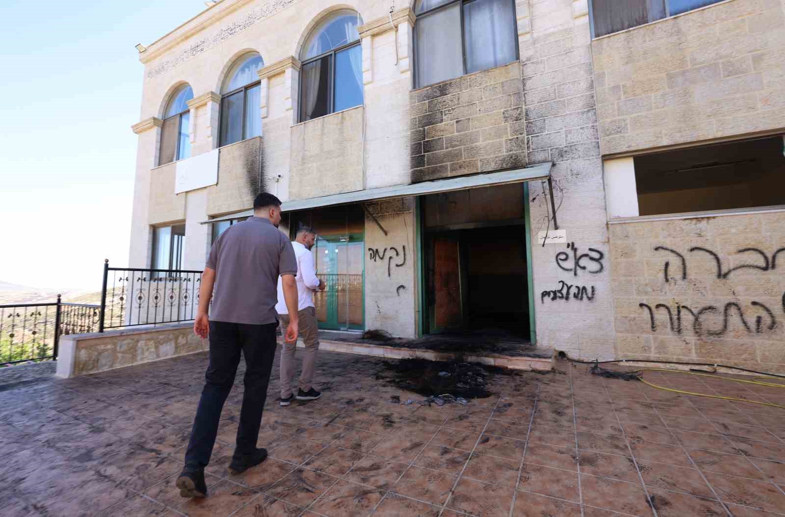 Batı Şeria’da Yahudiler, camileri ateşe verdi