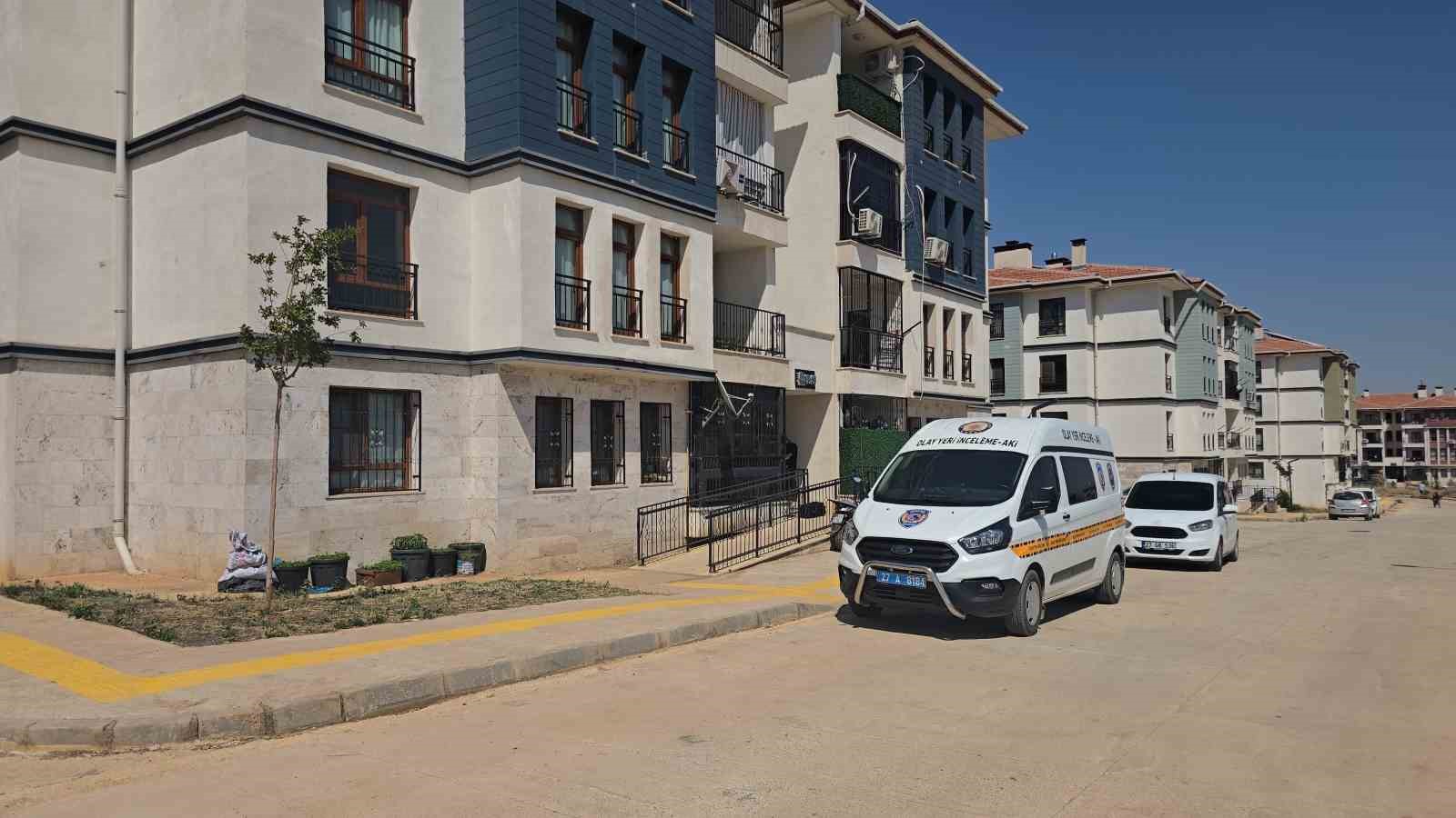 Evinde silahla vurulmuş halde bulunan kadın kurtarılamadı