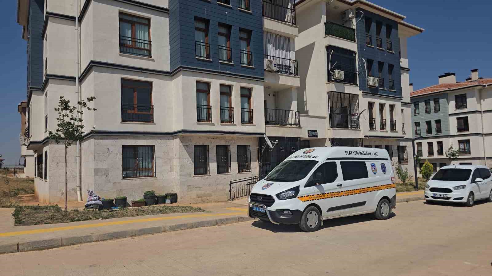 Evinde silahla vurulmuş halde bulunan kadın kurtarılamadı