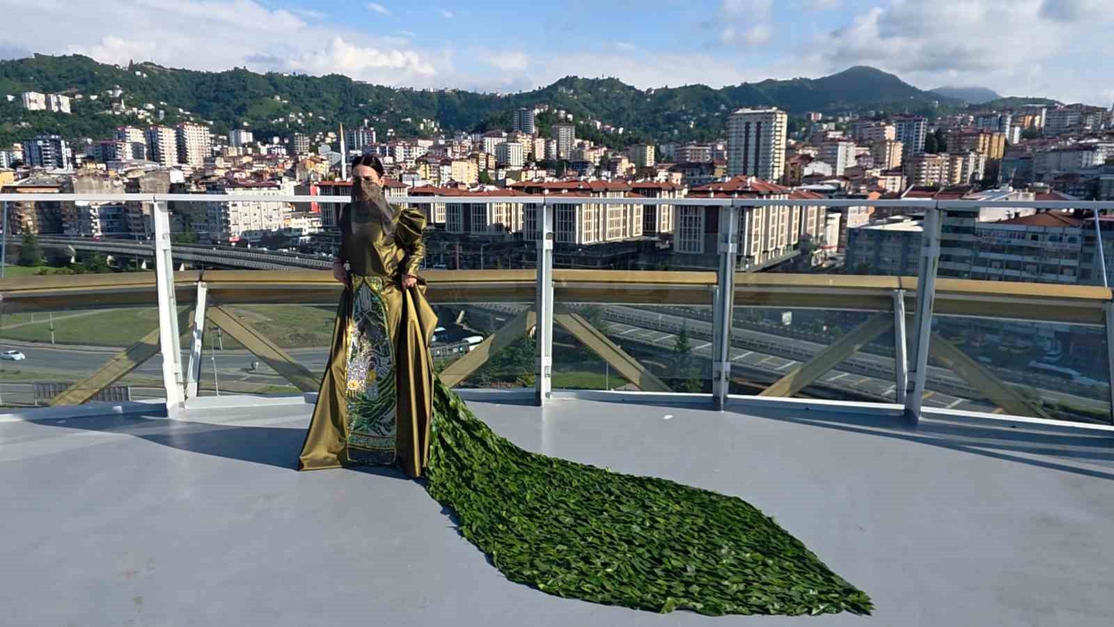İranlı öğrenci 5 bin çay yaprağı kullanarak elbise tasarladı