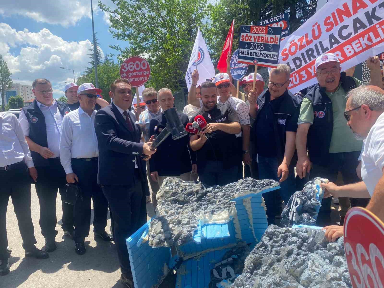 Memurlar taleplerini "sabır taşı" ile dile getirdi